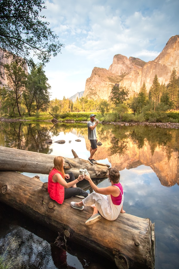 世界杯足球赛主题页面 - 展示大力神杯和球场氛围